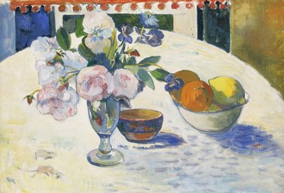 Bloemen en een schaal met fruit op een tafel door Paul Gauguin